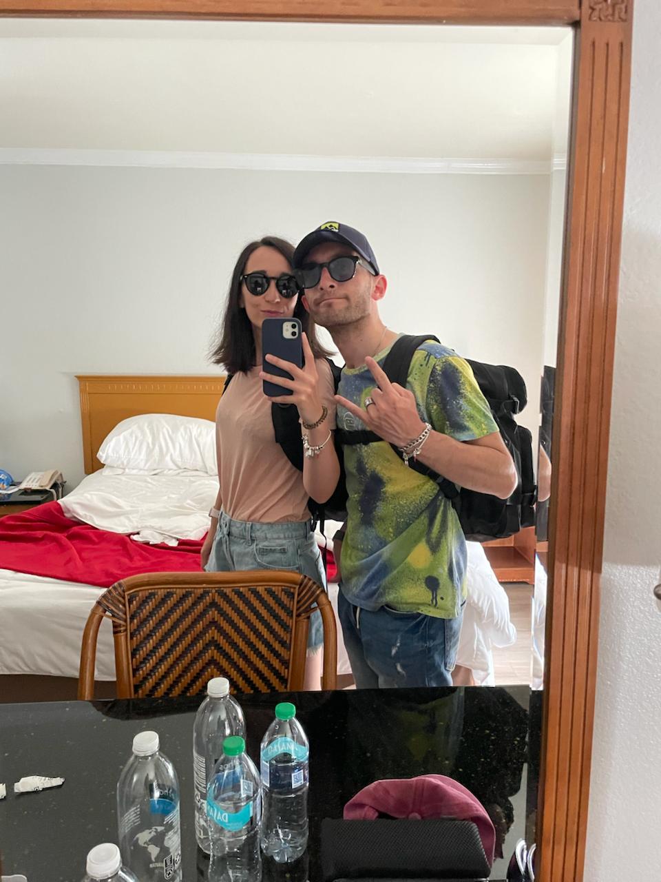 Anna e Tommy in viaggio, zaino in spalla